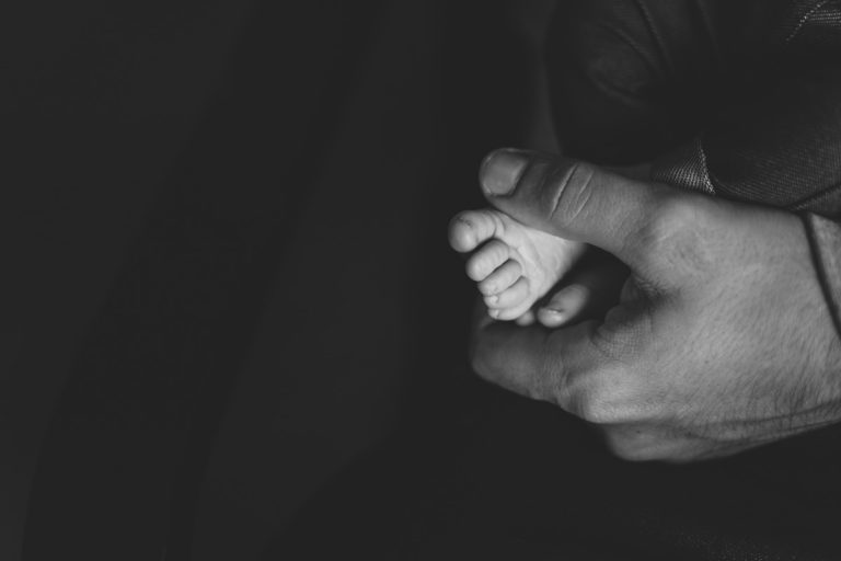 séance photos naissance lyon #lifestyle #photographe #baby #newborn #pied #bebe #nouveaune #portrait #blackandwhite @stephanielapierrephotographe