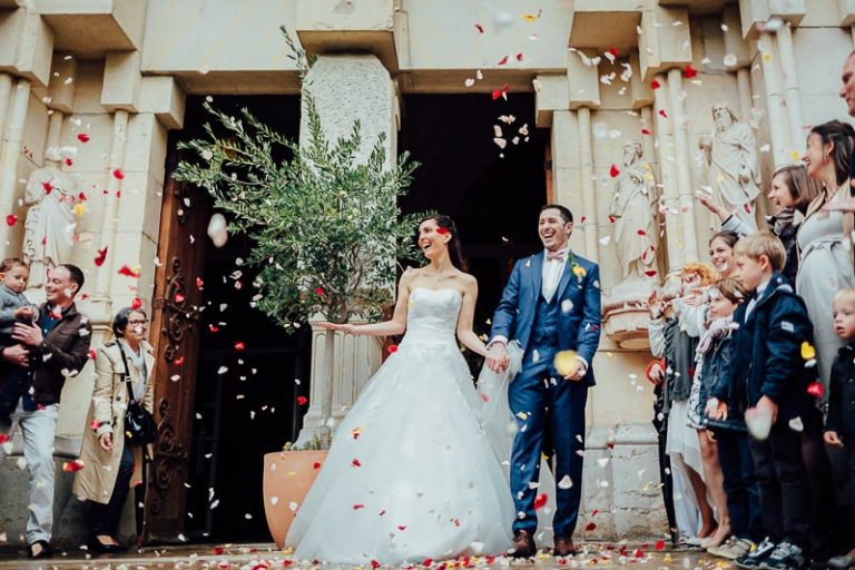 Sortie des mariés avec des pétales de roses fraiches à l'église de Lyon 6ème