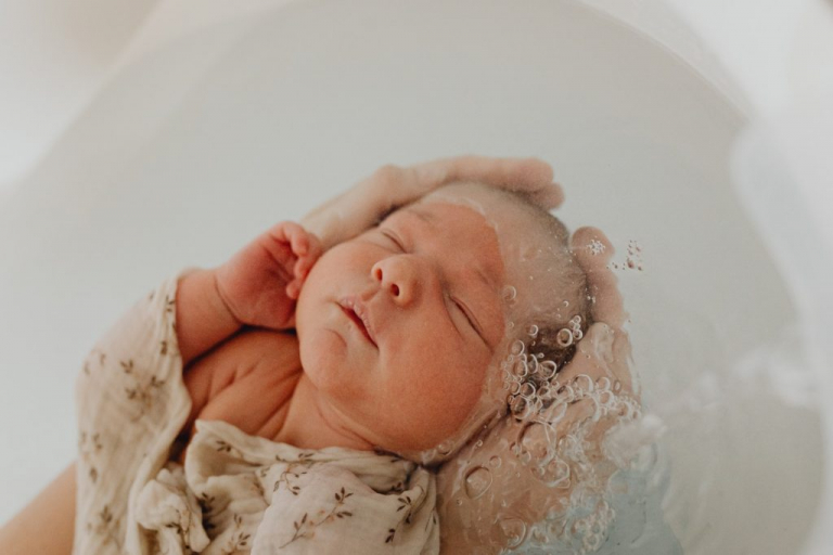 Les premiers bains de bébé à la maternité et à la maison